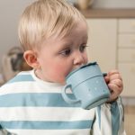 Done by Deer Foodie csőrös pohár, Happy Dots, kék