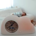 Flow Amsterdam – FELHŐ alvástréner, ébresztőóra és éjjeli fény