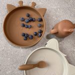 NUUROO szilikon lapostányér 2db- karamell zsiráf