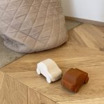 NUUROO szilikon játék kisautó- 2db karamell