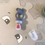 NUUROO Albert szilikon tányéralátét- Krém zsiráf