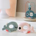 Done by Deer Plüss csörgő, Wally, kék